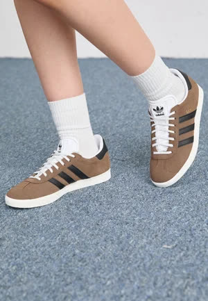 Adidas Gazelle  - Baskets basses - earth strata/core black/gold metallic 