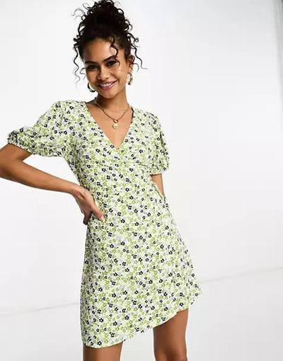 Glamorous  - Robe portefeuille courte à manches courtes et motif fleuri rétro - Vert 