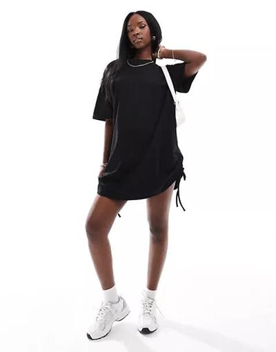 In_the_style  - Robe t-shirt courte oversize et froncée sur les côtés - Noir 